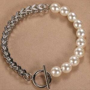 🩶🤍NEW🩶🤍 BEAUTIFUL!! Half Faux Pearl and Half SS Link Toggle Bracelet in SILV